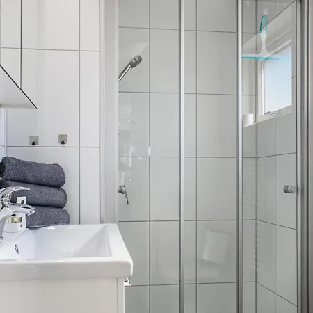 Lovely Ship In Aalsmeer With Kitchen آلسمير