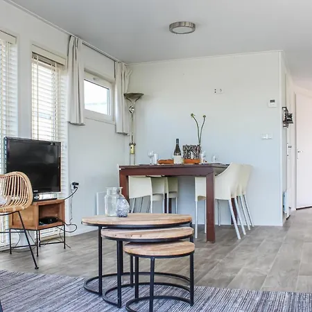 Lovely Ship In Aalsmeer With Kitchen アールスメール