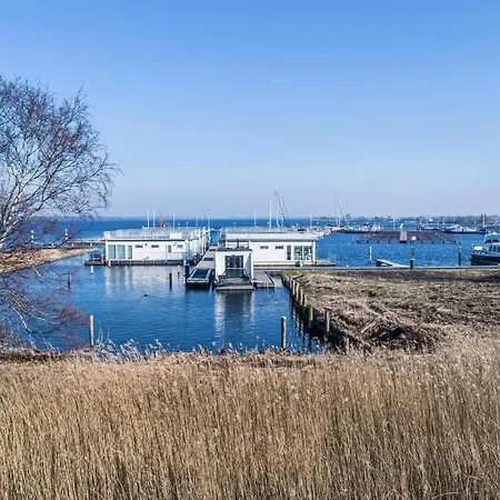 Botel Lovely Ship In With Kitchen 4*