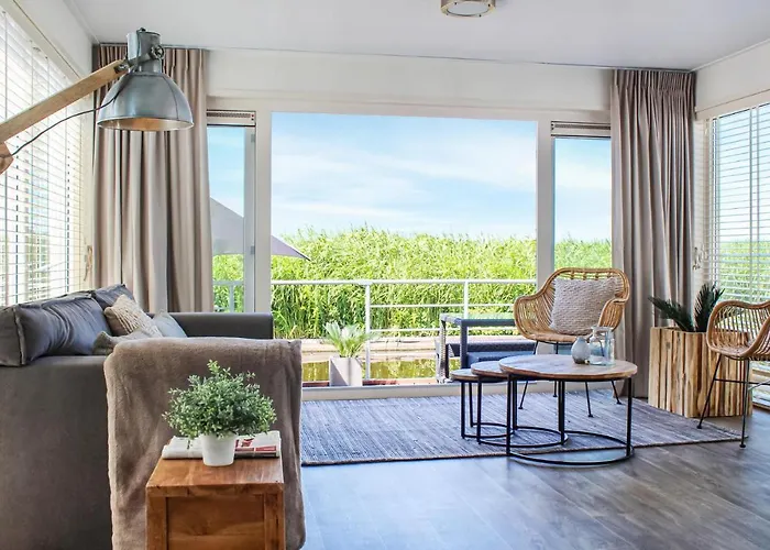 Botel Lovely Ship In With Kitchen Aalsmeer