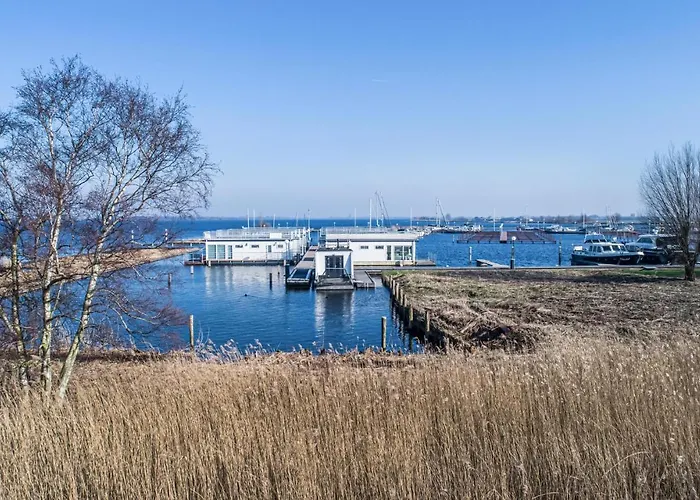 Botel Lovely Ship In With Kitchen 4*